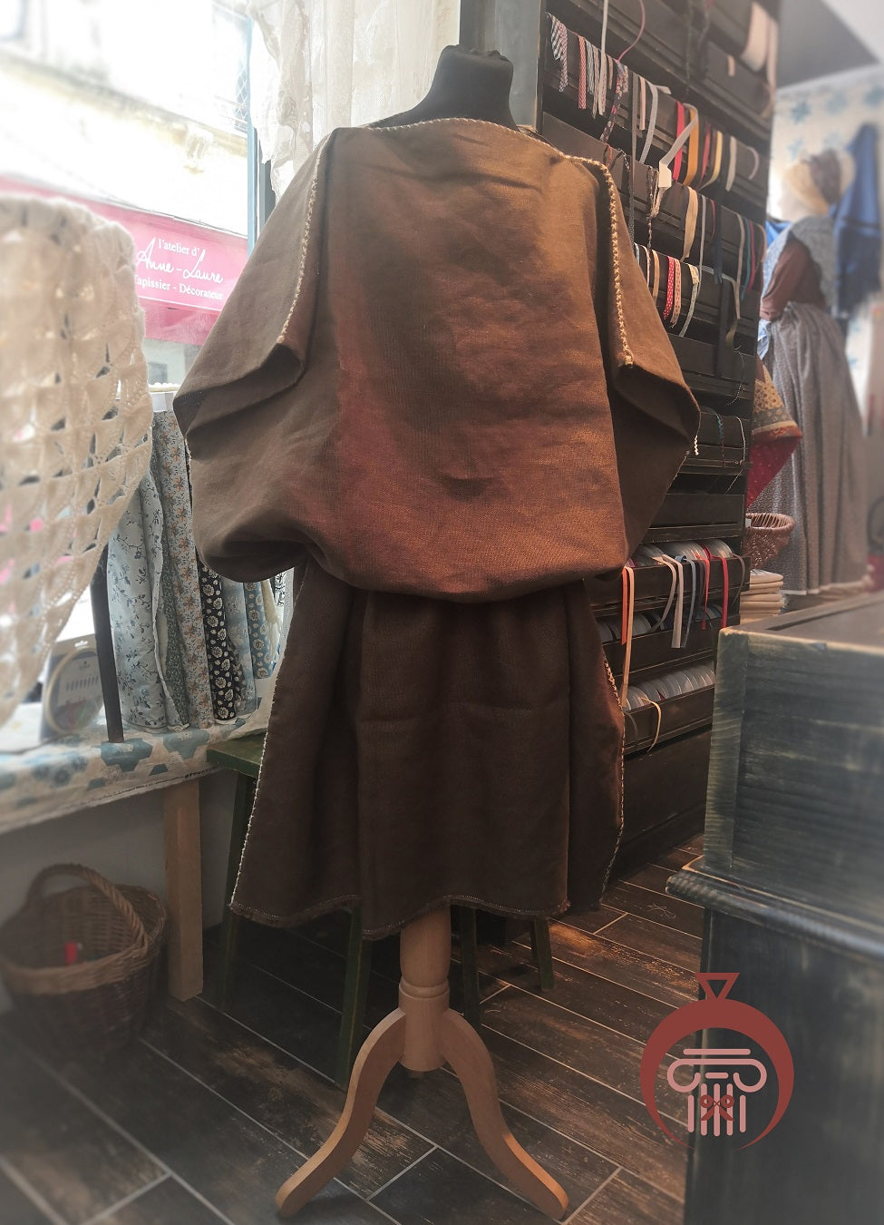 disponible on line suivant le lien https://taarles.etsy.com/fr/listing/1571011280/tunique-romaine-en-lin-pour-homme ou en depôt vente @mdcafecouture à Arles