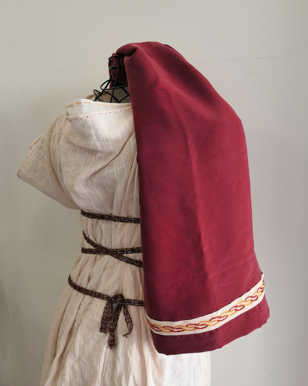 Pallium romain pour femme en soie rouge