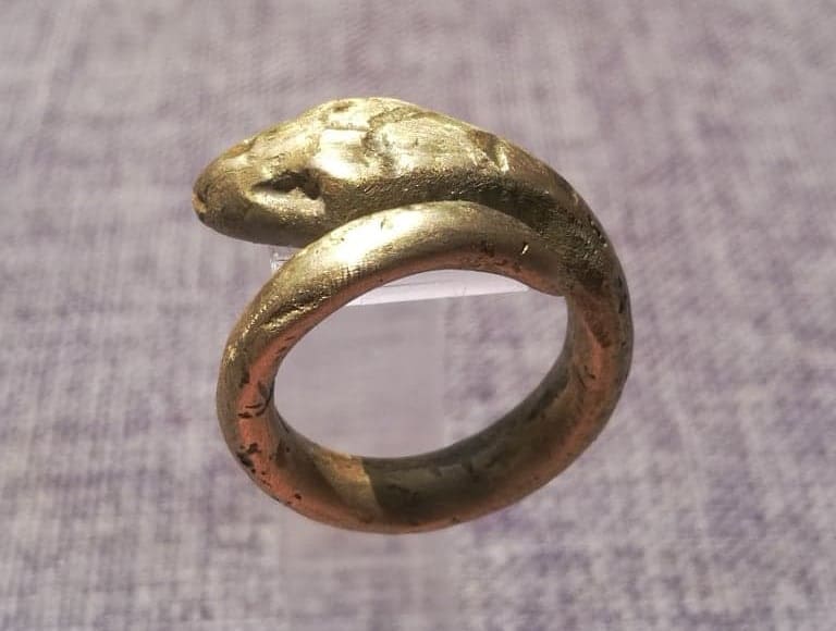 Bague serpentiforme du Musée Départemental d'Arles Antique