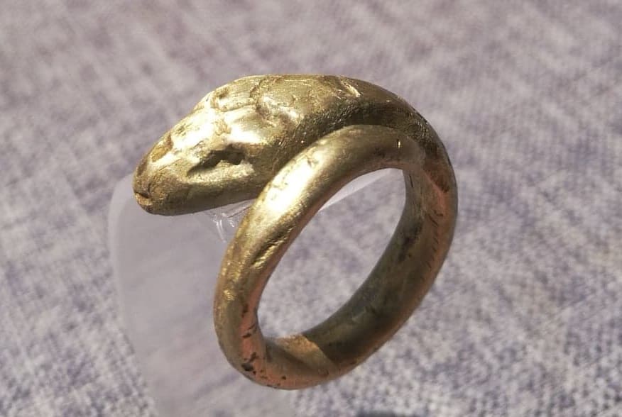 Bague serpentiforme du Musée Départemental d'Arles Antique
