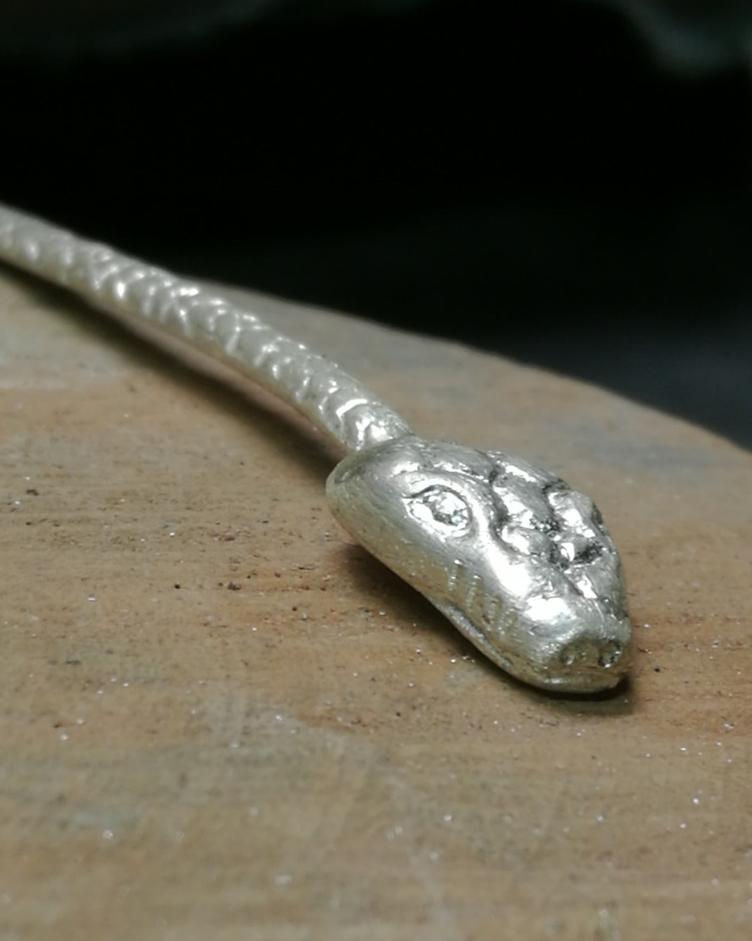 Bracelet torque serpentiforme en argent