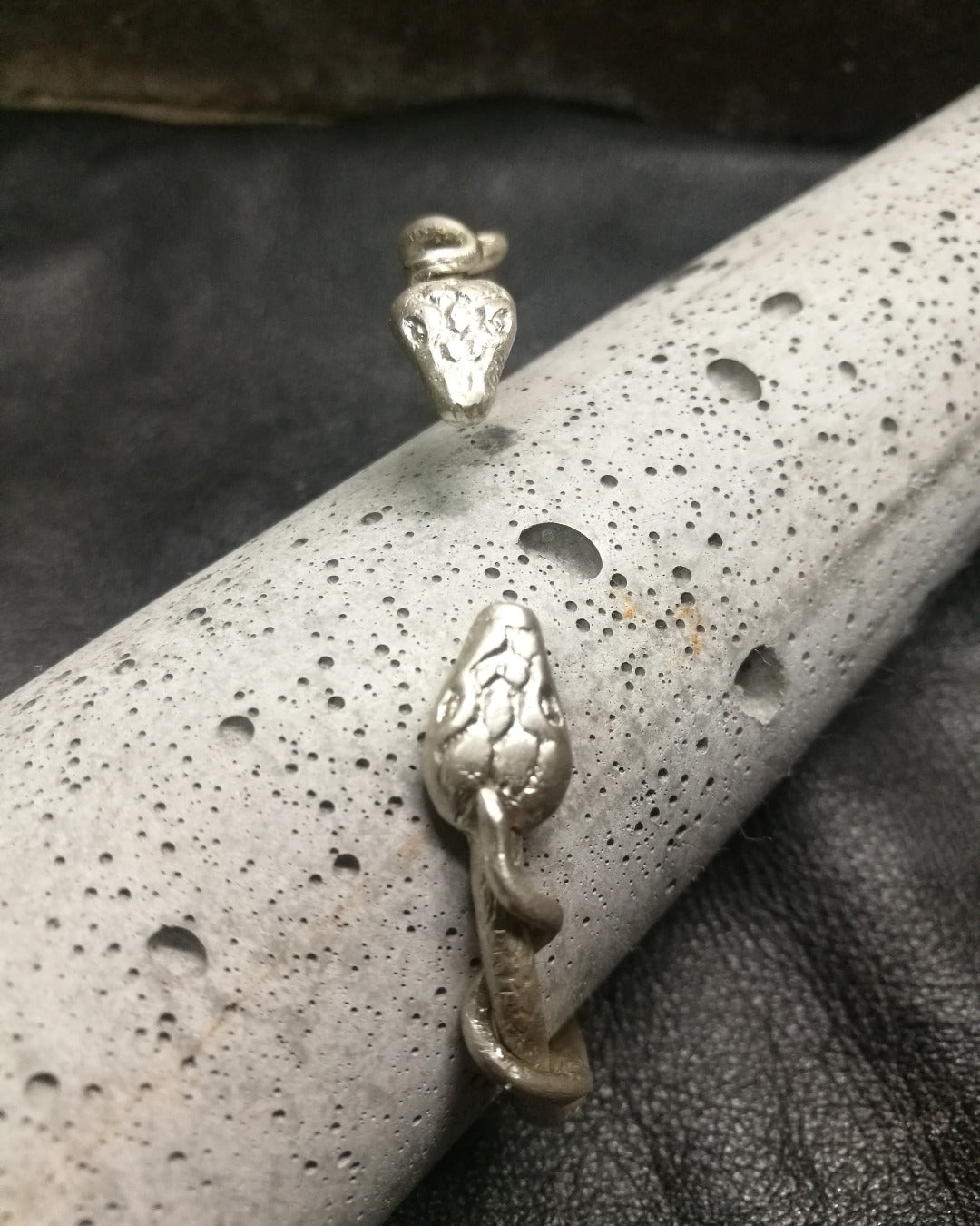Bracelet torque serpentiforme en argent