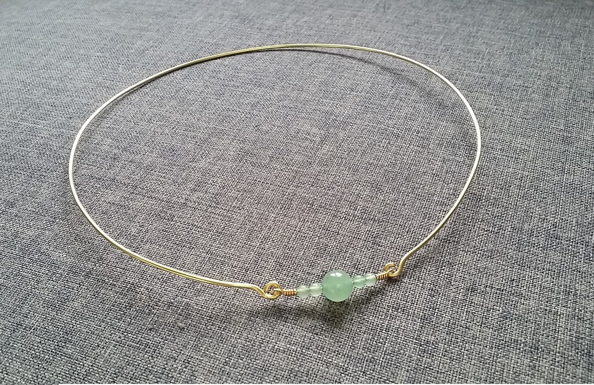 Collier avec perles semi-précieuses