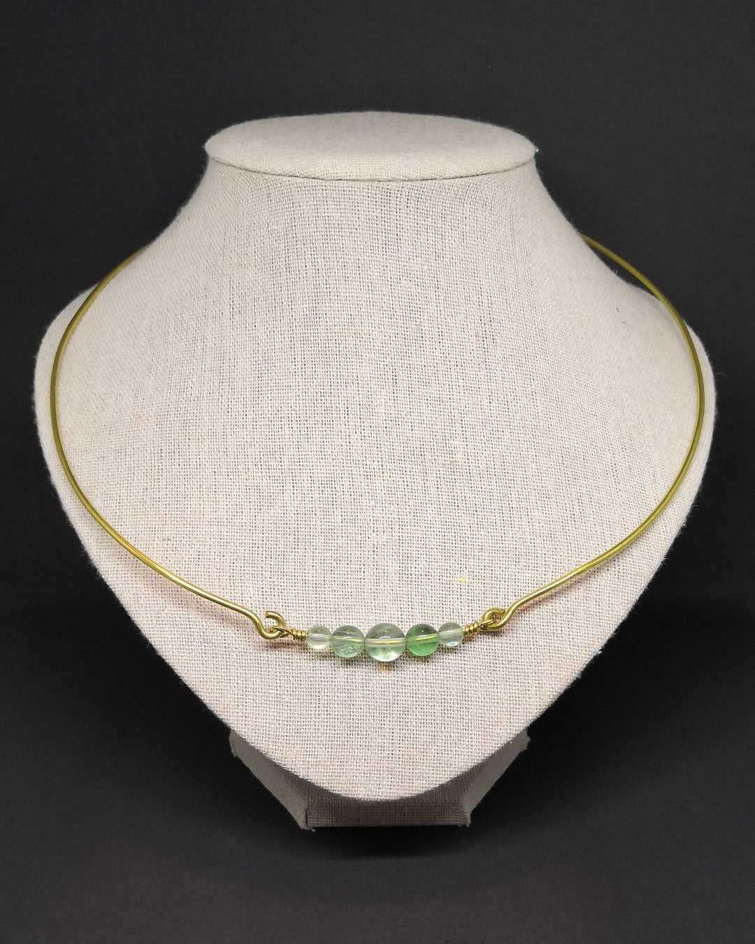 Collier avec perles semi-précieuses